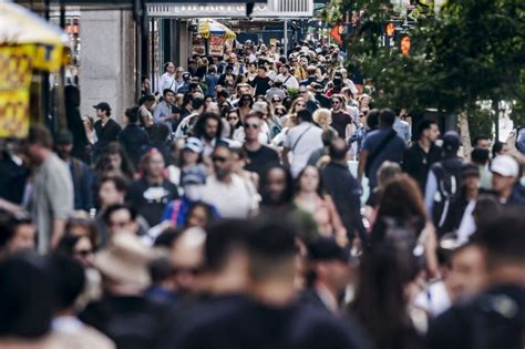 Will the U.S. reach a population of 1 billion? Probably not anytime soon, Census predicts